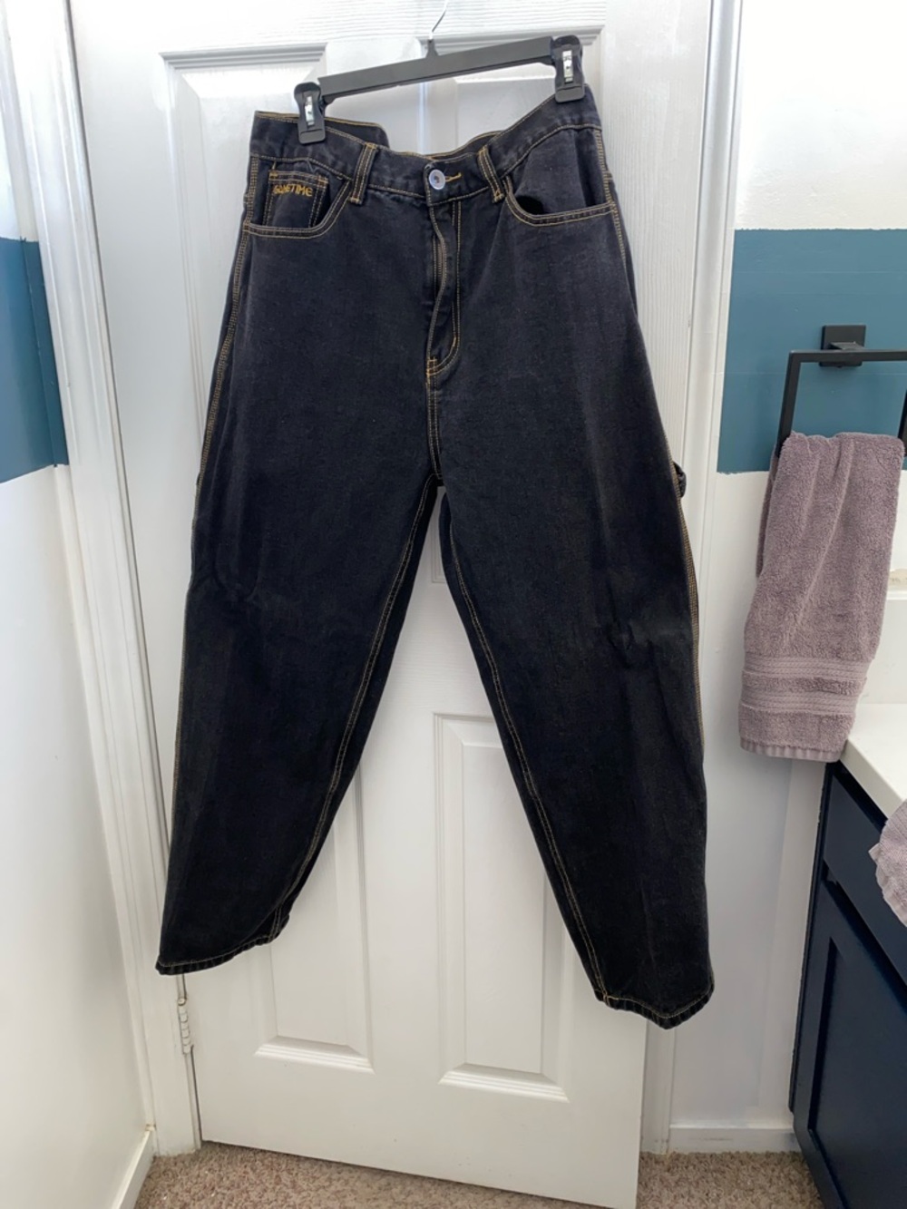 Relaxed Fit Men's Jeans in Black with Contrast Stitching